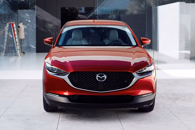 Bên ngoài, Mazda CX-30 2020 mới cũng sở hữu ngôn ngữ thiết kế Kodo của hãng Mazda nên có ngoại hình mượt mà và đẹp mắt. "Chúng tôi thiết kế Mazda CX-30 như bạn đồng hành không thể thiếu của khách hàng trong đời sống thường ngày", ông Akira Marumoto, chủ tịch kiêm CEO của Mazda, khẳng định.