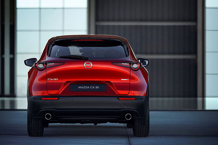 Khi nhìn phần đầu xe của Mazda CX-30 2020, nhiều người có thể liên tưởng đến CX-5. Tuy nhiên, Mazda CX-30 mới vẫn có một số chi tiết thiết kế riêng, khác biệt so với CX-5 như viền lưới tản nhiệt mạ crôm, kéo dài đến cụm đèn pha thanh mảnh. Trên nửa dưới của cản trước còn có hốc gió cỡ lớn hơn và 2 dải đèn LED đóng vai trò như đèn sương mù.