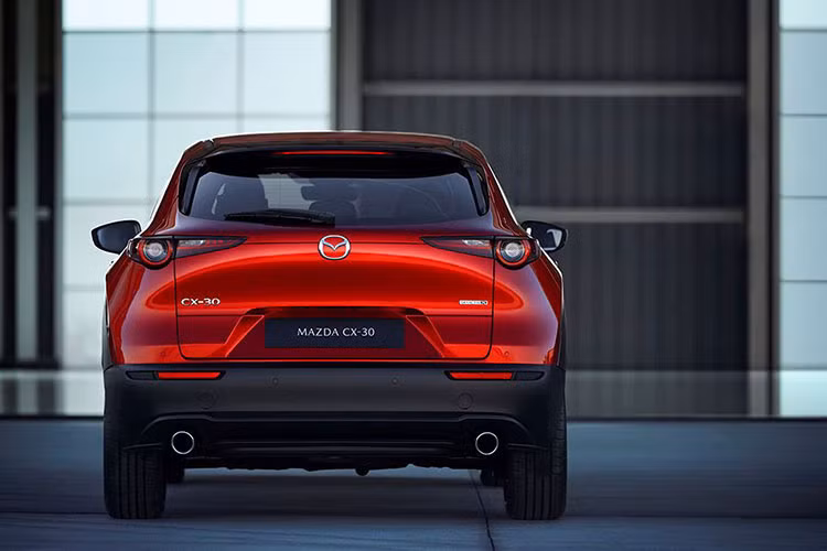 Khi nhìn phần đầu xe của Mazda CX-30 2020, nhiều người có thể liên tưởng đến CX-5. Tuy nhiên, Mazda CX-30 mới vẫn có một số chi tiết thiết kế riêng, khác biệt so với CX-5 như viền lưới tản nhiệt mạ crôm, kéo dài đến cụm đèn pha thanh mảnh. Trên nửa dưới của cản trước còn có hốc gió cỡ lớn hơn và 2 dải đèn LED đóng vai trò như đèn sương mù.