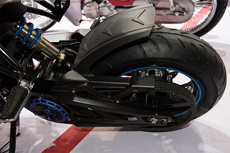 Ở vị trí đặt động cơ thông thường của chiếc xe này chính là bộ pin cung cấp cho mô tơ điện của xe. Được biết, chiếc xe môtô CSC City Slicker có hai chế độ chạy là Eco và Power. Ở chế độ Eco, chiếc City Slicker có vận tốc tối đa 60 km/h, đồng thời có tầm hoạt động lớn nhất.