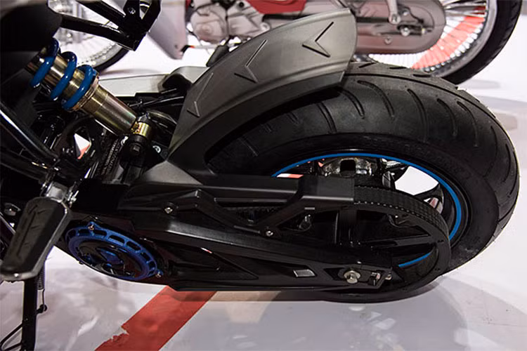 Ở vị trí đặt động cơ thông thường của chiếc xe này chính là bộ pin cung cấp cho mô tơ điện của xe. Được biết, chiếc xe môtô CSC City Slicker có hai chế độ chạy là Eco và Power. Ở chế độ Eco, chiếc City Slicker có vận tốc tối đa 60 km/h, đồng thời có tầm hoạt động lớn nhất.