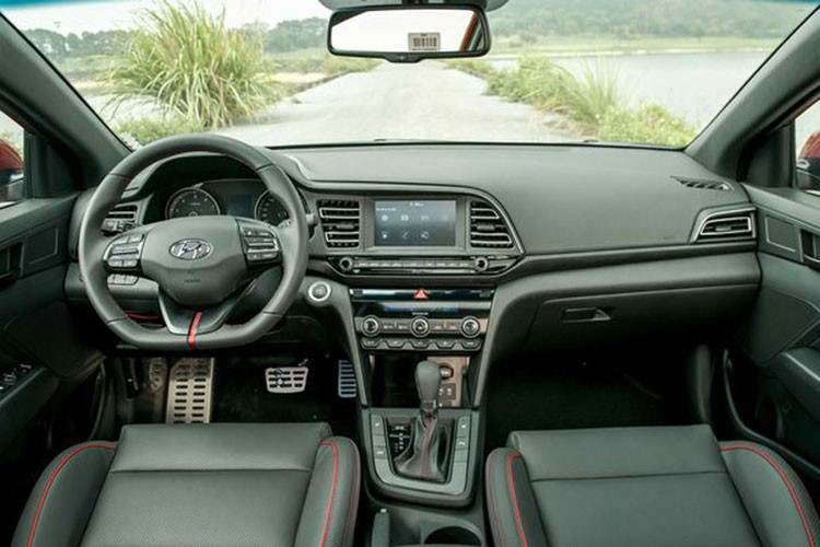 Những trang bị an toàn trên Elantra Sport 2019 mới bao gồm: hệ thống chống bó cứng phanh ABS, hệ thống phân bố lực phanh điện tử EBD, hệ thống hỗ trợ lực phanh khẩn cấp BA, hệ thống cân bằng điện tử ESC, hệ thống kiểm soát thân xe VSM...