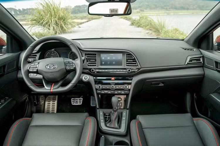 Những trang bị an toàn trên Elantra Sport 2019 mới bao gồm: hệ thống chống bó cứng phanh ABS, hệ thống phân bố lực phanh điện tử EBD, hệ thống hỗ trợ lực phanh khẩn cấp BA, hệ thống cân bằng điện tử ESC, hệ thống kiểm soát thân xe VSM...