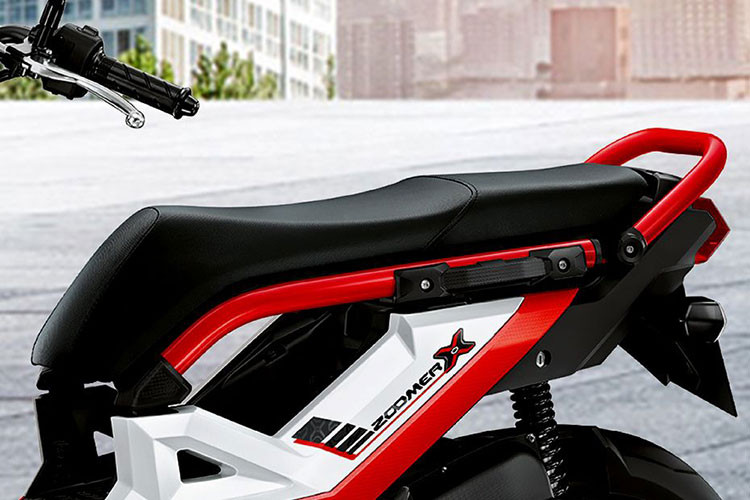 So với phiên bản 2018, xe đã được làm mới ở dàn nhựa ốp thân, đầu đèn cũng như một số trang bị phụ đi kèm như tay xách ở cả đầu và đuôi xe. Logo của xe cung được làm mới đơn giản nhưng cá tính hơn trước.