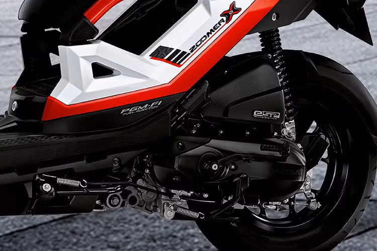 Honda Zoomer-X 2019 vẫn được trang bị khối động cơ eSP 110 phân khối cho khả năng hoạt động ấn tượng, bền bỉ và tiết kiệm. Đi kèm với đó là hệ thống phun xăng điện tử PGM-FI được kết hợp với Idling Stop sẽ giúp xe tiết kiệm nhiên liệu ấn tượng với 62,3 km/1 lít xăng.