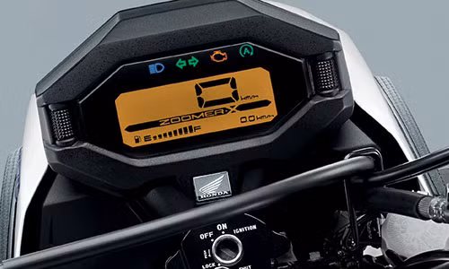 Honda Zoomer-X 2019 mới được trang bị đồng hồ trung tâm dạng điện tử toàn phần, hiển thị đa thông tin. Phiên bản thường vẫn sử dụng chìa khoá tích hợp ba tính năng khoá điện, khoá cổ và khoá chống trộm dạng cơ. Phiên bản cao cấp hơn sưe dụng công nghệ khóa thông minh Smartkey.