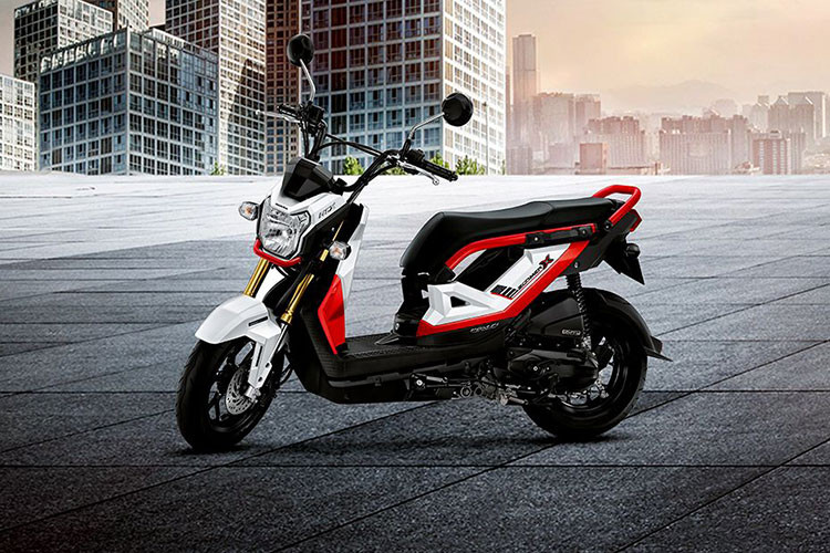 Mới đây, mẫu xe tay ga Honda Zommer-X 2019 đầy cá tính và đặc biệt đã được ra mắt hoành tráng tại Thái Lan. Về thiết kế tổng thể của Zoomer-X mới vẫn giữ nguyên so với phiên bản cũ, nhưng được nâng câp về mặt công nghệ giúp cho mẫu xe tiện dụng và hiện đại hơn trước đây.