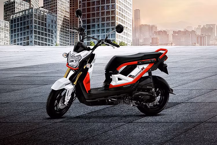 Mới đây, mẫu xe tay ga Honda Zommer-X 2019 đầy cá tính và đặc biệt đã được ra mắt hoành tráng tại Thái Lan. Về thiết kế tổng thể của Zoomer-X mới vẫn giữ nguyên so với phiên bản cũ, nhưng được nâng câp về mặt công nghệ giúp cho mẫu xe tiện dụng và hiện đại hơn trước đây.