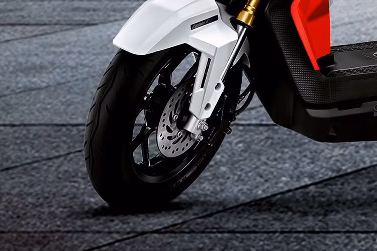 Hệ thống giảm sóc của xe không đổi dạng ống lồng và lò xo trụ, đi kèm cặp vành 12 inch được sơn màu đen. Đáng tiếc là Honda Zoomer-X 2019 vẫn chưa được trang bị bộ phanh an toàn ABS, thay vào đó, xe vẫn sẽ sở hữu hệ thống phanh CBS đủ dùng.