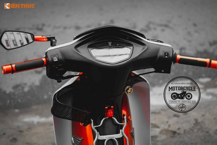 Cụm đồng hồ đã được thay bằng đồng hồ koso Ex 2010 thể thao và hiện đại. Thêm vào đó người chơi còn gắn một kính núp gió nhỏ, màu đen khiến chiếc xe phong cách hơn rất nhiều. Gương chiếu hậu cũng được thay bằng sản phẩm độ đầy cá tính.