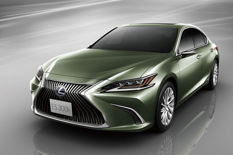 Trong khi đó, Lexus ES 300h 2019 sử dụng hệ thống động cơ xăng 4 xi-lanh thẳng hàng, dung tích 2,5 lít và mô-tơ điện. Hệ thống này tạo ra công suất tối đa 215 mã lực đồng thời chỉ tiêu thụ lượng xăng 5,5 lít/100 km nội thành, 5,2 lít/100 km cao tốc và 5,4 lít/100 km đường hỗn hợp. 