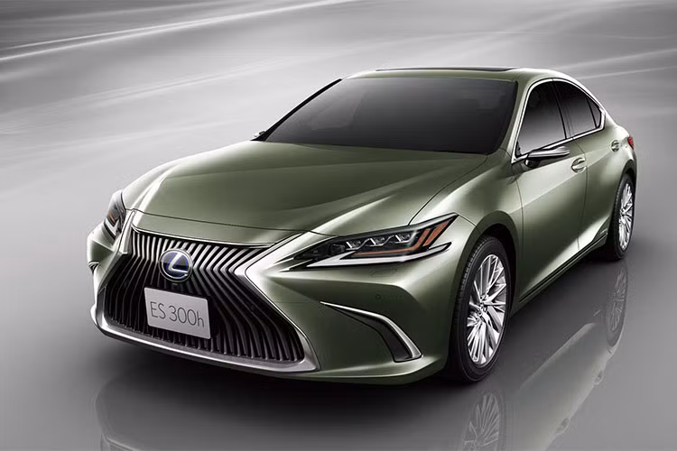 Trong khi đó, Lexus ES 300h 2019 sử dụng hệ thống động cơ xăng 4 xi-lanh thẳng hàng, dung tích 2,5 lít và mô-tơ điện. Hệ thống này tạo ra công suất tối đa 215 mã lực đồng thời chỉ tiêu thụ lượng xăng 5,5 lít/100 km nội thành, 5,2 lít/100 km cao tốc và 5,4 lít/100 km đường hỗn hợp. 