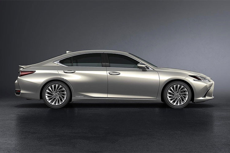 Lexus ES 350 sử dụng động cơ xăng V6, dung tích 3,5 lít, sản sinh công suất tối đa 302 mã lực và mô-men xoắn cực đại 362 Nm. Động cơ kết hợp với hộp số tự động 8 cấp thay cho loại 6 cấp cũ và hệ dẫn động cầu trước. Xe tiêu thụ lượng xăng khoảng 10,7 lít/100 km nội thành, 7,1 lít/100 km cao tốc và 9 lít/100 km đường hỗn hợp.