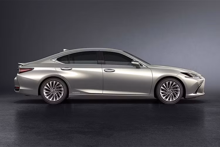 Lexus ES 350 sử dụng động cơ xăng V6, dung tích 3,5 lít, sản sinh công suất tối đa 302 mã lực và mô-men xoắn cực đại 362 Nm. Động cơ kết hợp với hộp số tự động 8 cấp thay cho loại 6 cấp cũ và hệ dẫn động cầu trước. Xe tiêu thụ lượng xăng khoảng 10,7 lít/100 km nội thành, 7,1 lít/100 km cao tốc và 9 lít/100 km đường hỗn hợp.