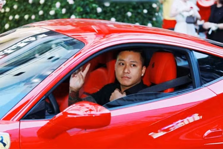 Cách đây 3 tháng, Tuấn Hưng đã bổ sung vào gara chú ngựa chồm Ferrari 488 GTB màu đỏ cực kì ấn tượng nhận được rất nhiều quan tâm của dư luận và cộng đồng mạng. Ferrari 488 GTB từng vinh danh “Siêu xe của năm 2015″ do tạp chí TopGear và mới đây ẵm luôn giải “Xe dành cho người lái” năm 2017 từ tạp chí danh tiếng MotorTrend.