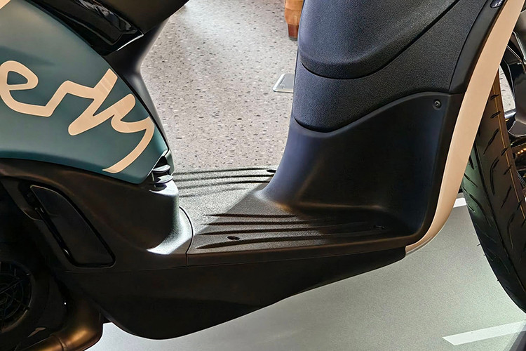 Về thiết kế của Piaggio Liberty 2025 mới, cụm đèn pha halogen dạng cầu được thay thế bằng đèn LED dẹt. Dải nhựa "cà vạt" gắn logo đặc trưng được tạo hình dạng tổ ong, lấy cảm hứng từ các mẫu xe cao cấp như Beverly và Medley.