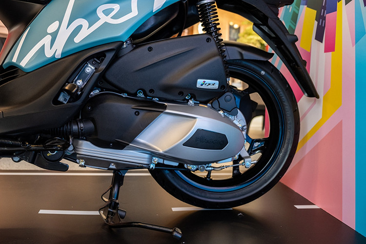 Liberty 2025 vẫn sử dụng động cơ i-Get 125cc, làm mát bằng không khí, đạt tiêu chuẩn khí thải Euro 3, giống với các mẫu Vespa 125 đang bán tại Việt Nam. Điểm cải tiến đáng chú ý là công suất động cơ tăng từ 10,2 lên 10,5 mã lực, trong khi mô-men xoắn giữ nguyên ở mức 10,7 Nm. Đặc biệt, mức tiêu thụ nhiên liệu giảm 18%, chỉ còn 2,19 lít/100 km.