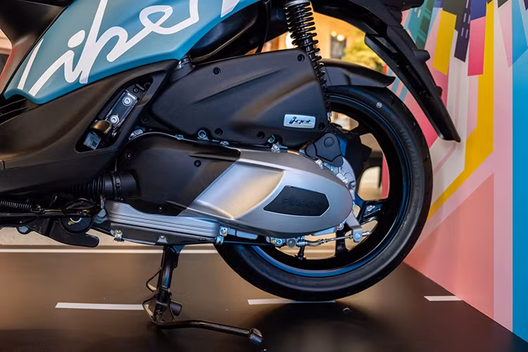 Liberty 2025 vẫn sử dụng động cơ i-Get 125cc, làm mát bằng không khí, đạt tiêu chuẩn khí thải Euro 3, giống với các mẫu Vespa 125 đang bán tại Việt Nam. Điểm cải tiến đáng chú ý là công suất động cơ tăng từ 10,2 lên 10,5 mã lực, trong khi mô-men xoắn giữ nguyên ở mức 10,7 Nm. Đặc biệt, mức tiêu thụ nhiên liệu giảm 18%, chỉ còn 2,19 lít/100 km.