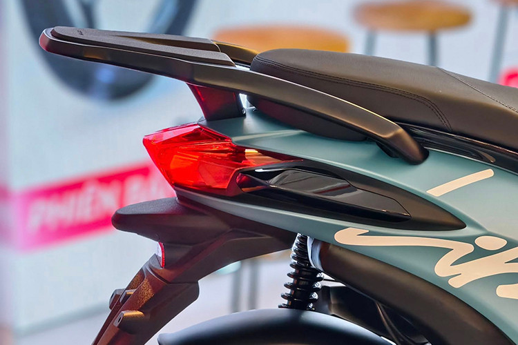 Phần đuôi xe được thiết kế với tay nắm kéo dài, tiện lợi hơn khi dắt xe và có thể gắn thêm thùng đồ. Màn hình điều khiển nâng cấp lên loại điện tử 5,5 inch, tự điều chỉnh độ sáng theo môi trường. Bộ vành mới dạng 3 chấu kép, mang đến diện mạo thể thao hơn cho Liberty 2025.