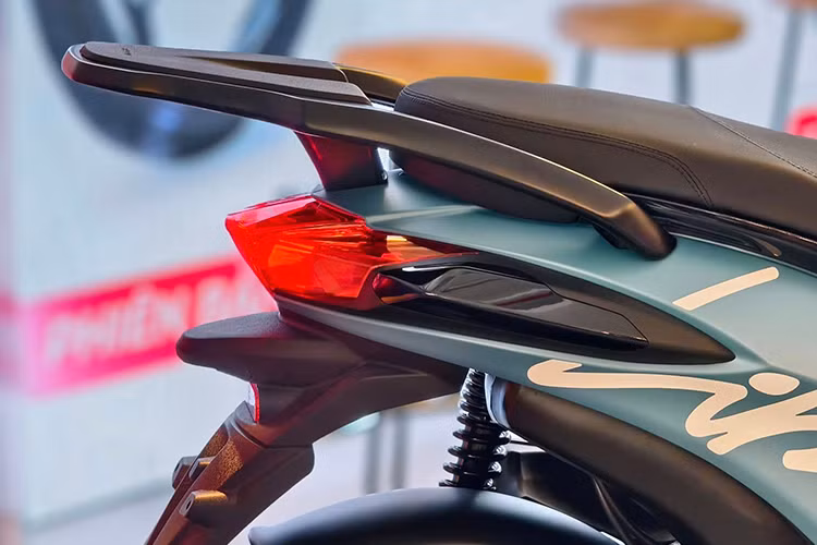 Phần đuôi xe được thiết kế với tay nắm kéo dài, tiện lợi hơn khi dắt xe và có thể gắn thêm thùng đồ. Màn hình điều khiển nâng cấp lên loại điện tử 5,5 inch, tự điều chỉnh độ sáng theo môi trường. Bộ vành mới dạng 3 chấu kép, mang đến diện mạo thể thao hơn cho Liberty 2025.