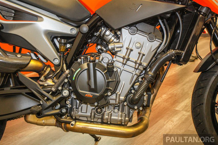 "Trái tim" của KTM 790 Duke phiên bản 2019 sẽ là khối động cơ hoàn toàn mới với xylanh đôi, DOHC, 8 van, dung tích 799cc, làm mát bằng dung dịch, sản sinh công suất 105 mã lực tại tua máy 9.000 vòng/phút và mômen xoắn cực đại 87 Nm tại tua máy 8.000 vòng/phút.