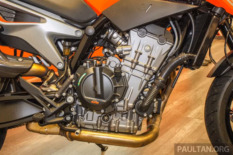 "Trái tim" của KTM 790 Duke phiên bản 2019 sẽ là khối động cơ hoàn toàn mới với xylanh đôi, DOHC, 8 van, dung tích 799cc, làm mát bằng dung dịch, sản sinh công suất 105 mã lực tại tua máy 9.000 vòng/phút và mômen xoắn cực đại 87 Nm tại tua máy 8.000 vòng/phút.