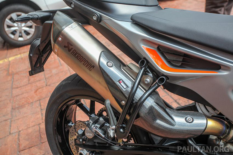 Công nghệ hỗ trợ điển tử trên xe bao gồm hệ thống kiểm soát lực kéo chống trượt bánh sau, hệ thống cân bằng điện tử KTM gồm hệ thống chống trượt bánh và hệ thống chống bó cứng phanh ABS khi vào cua. Cùng với đó là 5 chế độ vận hành Street, Rain, Sport, Race và Supermoto, đi kèm hệ thống kiểm soát bốc đầu.