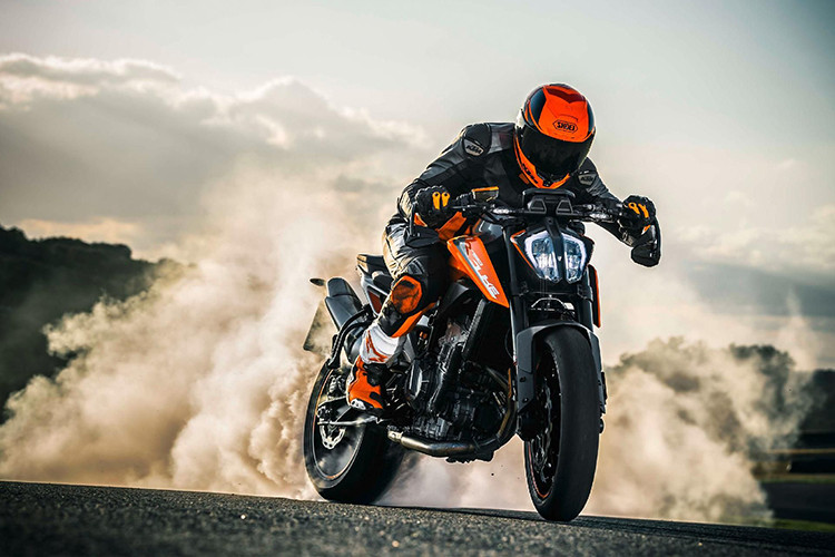 Khối động cơ mới này đi kèm với hộp số côn tay 6 cấp, tích hợp bộ ly hợp trượt và tính năng sang/về số nhanh. Trong đó đáng chú ý là chế độ Supermoto cho phép lái xe tắt tính năng ABS bánh sau, cho phép người lái chủ động trượt theo những pha cua góc nguy hiểm. 