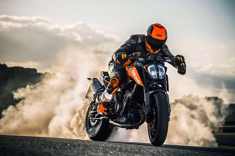 Khối động cơ mới này đi kèm với hộp số côn tay 6 cấp, tích hợp bộ ly hợp trượt và tính năng sang/về số nhanh. Trong đó đáng chú ý là chế độ Supermoto cho phép lái xe tắt tính năng ABS bánh sau, cho phép người lái chủ động trượt theo những pha cua góc nguy hiểm. 