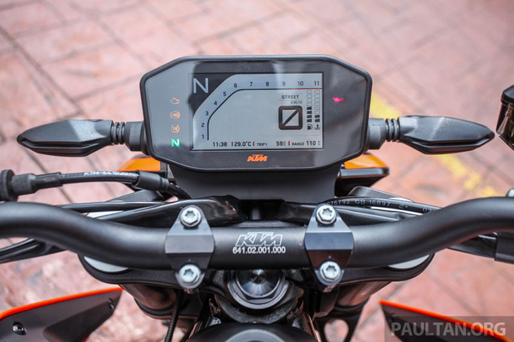 Nổi bật chiếc xe là cụm đèn pha trước LED sắc cạnh chia đôi thành hai bên, hai yếm bên hông được vuốt nhọn hơn và bình xăng nhô cao hơn. Bên cạnh đó, ở phiên bản mới, chiếc xe không sở hữu bộ khung dạng lưới như có trên các mẫu xe khác, điểm chú ý kế tiếp là cụm ống xả đơn cùng nguyên phần đuôi cũng được vuốt nhọn, khiến chiếc xe càng trở nên thể thao hơn.