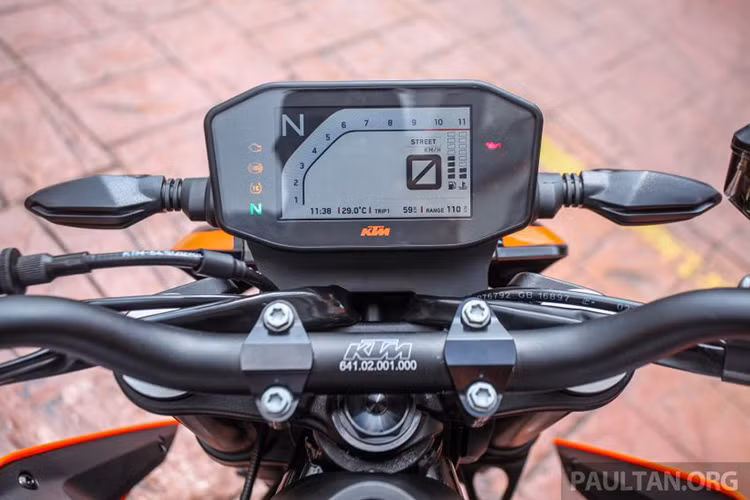 Nổi bật chiếc xe là cụm đèn pha trước LED sắc cạnh chia đôi thành hai bên, hai yếm bên hông được vuốt nhọn hơn và bình xăng nhô cao hơn. Bên cạnh đó, ở phiên bản mới, chiếc xe không sở hữu bộ khung dạng lưới như có trên các mẫu xe khác, điểm chú ý kế tiếp là cụm ống xả đơn cùng nguyên phần đuôi cũng được vuốt nhọn, khiến chiếc xe càng trở nên thể thao hơn.