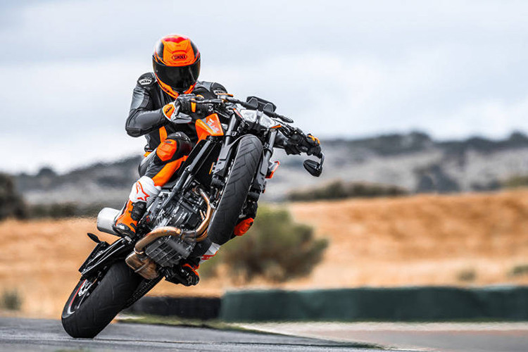 KTM chỉ phân phối 100 chiếc 790 Duke cho thị trường Ấn Độ, chủ yếu tại 9 thành phố lớn là Mumbai, Pune, Surat, Delhi, Kolkata, Guwahati, Bangalore, Hyderabad và Chennai. Với mức giá chỉ 281 triệu đồng, rẻ hơn Việt Nam tới 335 triệu, nó khiến dân chơi môtô Việt phải ghen tị.