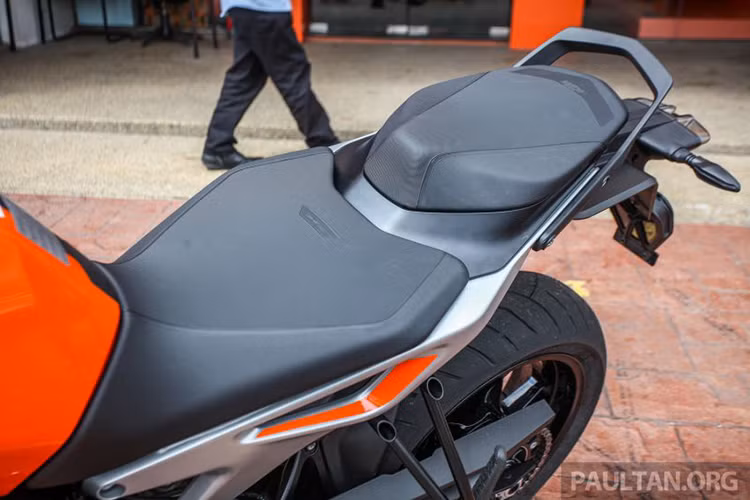 KTM 790 Duke 2019 mới có ngoại hình khá thuôn và gọn, thay vì sự vuông vức và cứng cáp của KTM 690 Duke. Thân vỏ của xe cũng được bố trí gọn gàng, sở hữu nhiều đường nét sắc sảo. Bình xăng của xe có thiết kế gồ lên giúp người lái có điểm tựa núp gió tốt hơn khi tăng tốc. Khi được trang bị đầy đủ xăng, dầu máy và nước làm mát, KTM 790 Duke 2018 có trong lượt khoảng 174 kg.
