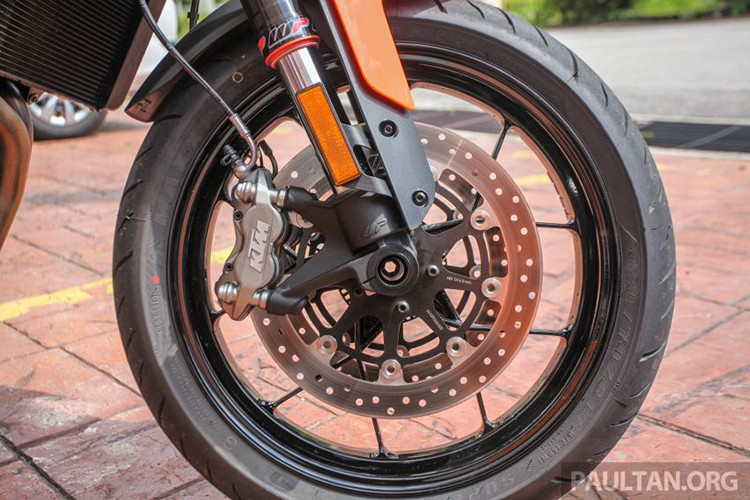 KTM 790 Duke phiên bản mới còn được trang bị hệ thống treo WP gồm cặp phuộc hành trình ngược 43mm ở trước và giảm xóc lò xo trụ đơn phía sau, đi kèm là bộ vành hợp kim đúc 17 inch, hệ thống phanh đĩa đôi 300mm ở trước và đĩa đơn 240mm ở sau. Hệ thống chống bó cứng phanh ABS là trang bị tiêu chuẩn trên xe.