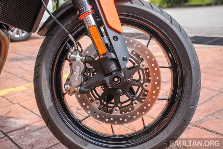 KTM 790 Duke phiên bản mới còn được trang bị hệ thống treo WP gồm cặp phuộc hành trình ngược 43mm ở trước và giảm xóc lò xo trụ đơn phía sau, đi kèm là bộ vành hợp kim đúc 17 inch, hệ thống phanh đĩa đôi 300mm ở trước và đĩa đơn 240mm ở sau. Hệ thống chống bó cứng phanh ABS là trang bị tiêu chuẩn trên xe.