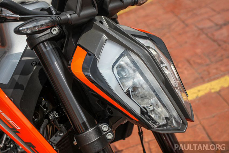 KTM 790 Duke được định vị nằm giữa hai mẫu 690 Duke và 1290 Super Duke R. Xe trang bị bộ khung ống thép dạng lưới mắt cáo và bộ khung phụ bằng nhôm phía sau, ngoại hình của xe thừa hưởng thiết kế đặc trưng của đàn anh cao cấp KTM 1290 Super Duke R.