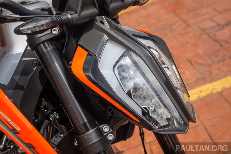 KTM 790 Duke được định vị nằm giữa hai mẫu 690 Duke và 1290 Super Duke R. Xe trang bị bộ khung ống thép dạng lưới mắt cáo và bộ khung phụ bằng nhôm phía sau, ngoại hình của xe thừa hưởng thiết kế đặc trưng của đàn anh cao cấp KTM 1290 Super Duke R.
