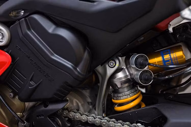 Panigale V4 sử dụng bộ phanh mới phát triển của Brembo, có tên Stylma - cải tiến từ bộ phanh hiệu năng cao M50. Nó được gia công từ một hợp kim duy nhất, nhẹ hơn 70 gram mỗi cùm phanh mà không ảnh hưởng đến độ cứng. Ducati cùng các tay đua phát triển hệ thống điều chỉnh chế độ lái, gồm Race (Đua), Sport (Thể thao) và Street (Đường phố).