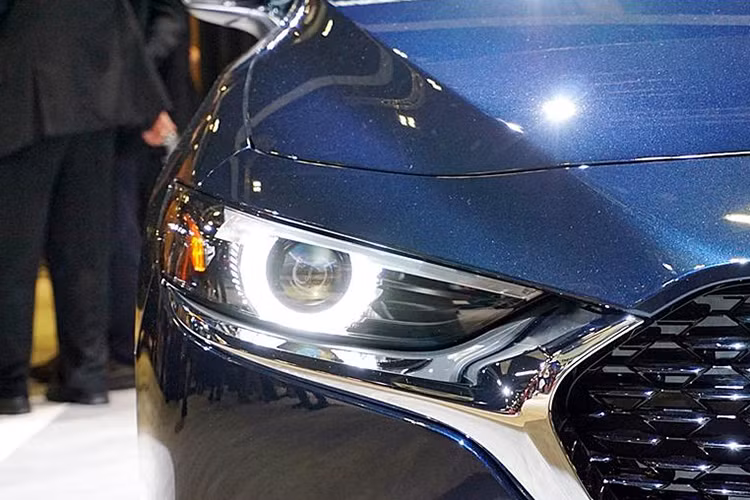 Tương tự như phiên bản từng ra mắt tại Mỹ, Mazda3 2019 tại Singapore cũng được bổ sung thiết kế hoàn toàn mới với cảm hứng từ Mazda Kai Concept. Điều này được thể hiện rõ rệt qua cụm đèn pha thanh mảnh và lưới tản nhiệt cỡ lớn, hầm hố hơn so với người tiền nhiệm.