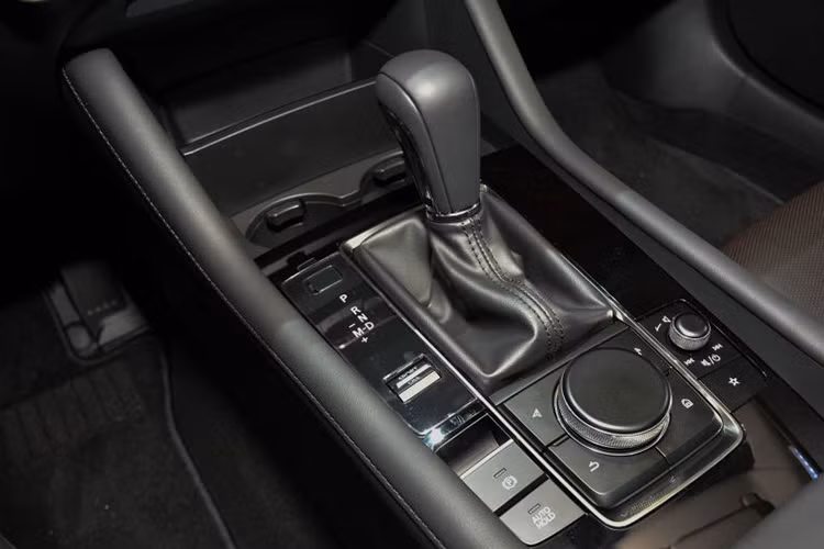 Về động cơ, chiếc Mazda3 2019 được trưng bày trong triển lãm Singapore Motor Show 2019 sử dụng máy xăng Skyactiv-G 4 xi-lanh nâng cấp. Hiện hãng Mazda vẫn chưa công bố thông số của động cơ này trên Mazda3 2019 tại triển lãm.