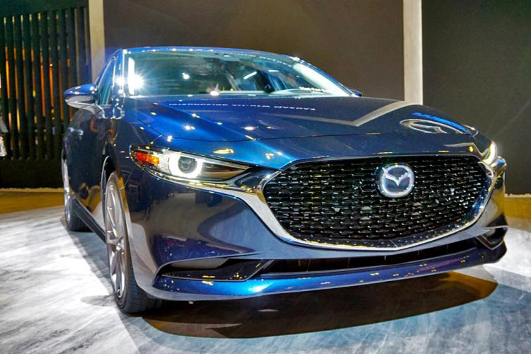 Mẫu xe Mazda3 2019 mới lần đầu tiên trình làng trong triển lãm Ô tô Los Angeles 2018 diễn ra vào tháng 11 năm ngoái. Tuy nhiên, chỉ chưa đầy 2 tháng sau đó, mẫu xe này đã được đưa đến Đông Nam Á để trưng bày trong triển lãm xe Singapore Motor Show 2019 hiện đang diễn ra ở đảo quốc Sư tử.