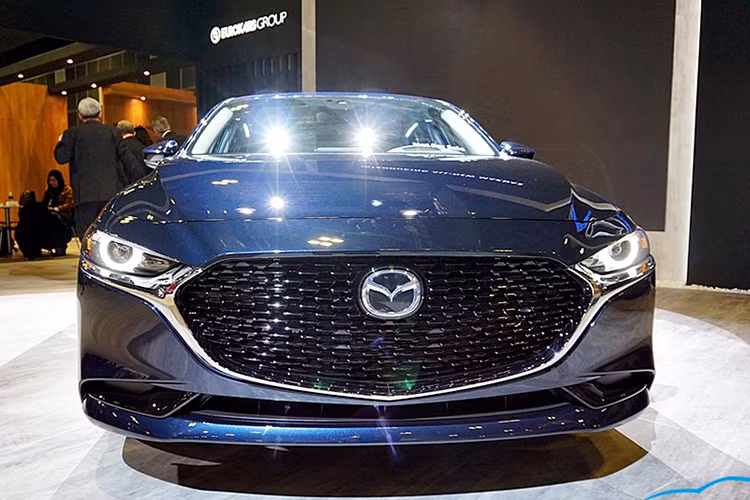 Mazda3 2019 tại Việt Nam đã được các đại lý hé lộ giá bán phiên bản mới từ 669 triệu, với điểm nhấn là ghế chỉnh điện ở mọi phiên bản. Trường Hải vẫn chưa đưa ra bất cứ thông tin nào về phiên bản mới của mẫu xe này. Khi được bán ra, Mazda3 2019 sẽ hướng đến các đối thủ trực tiếp là Honda Civic, Toyota Corolla Altis hay Kia Cerato.