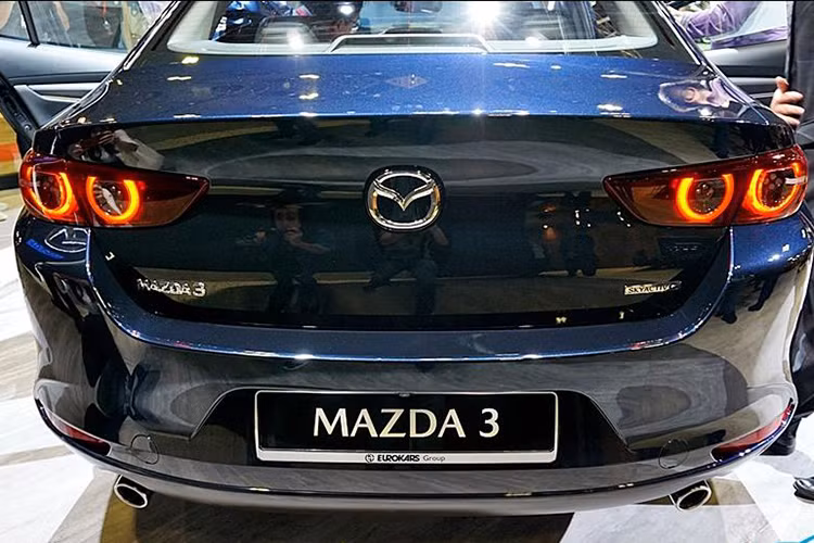Bên cạnh các động cơ truyền thống, Mazda3 2019 cũng sẽ sở hữu công nghệ động cơ SkyActiv-X mới. Động cơ này tích hợp tính năng Khởi động kiểm soát đánh lửa Spark Ignition Compression Ignition (SCCI) - đánh lửa không cần bu-gi. Theo Mazda, động cơ SkyActiv-X cho hiệu quả đánh lửa cao hơn, giúp tối ưu hiệu suất mà vẫn tiết kiệm nhiên liệu.
