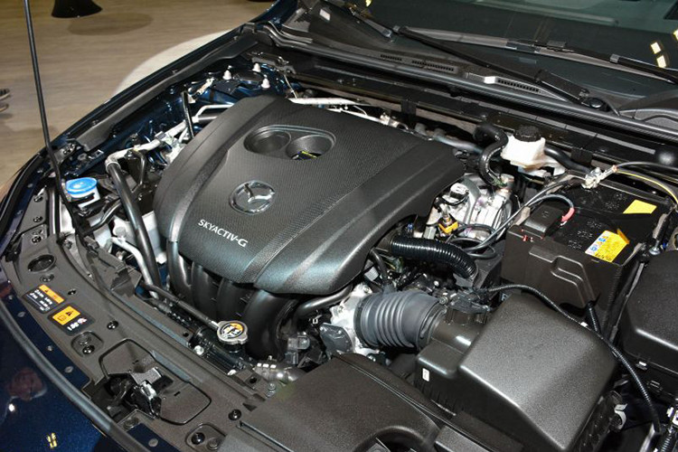 Trong khi đó, Mazda3 2019 tại châu Âu dùng động cơ xăng SkyActiv-G 4 xi-lanh, hút khí tự nhiên, dung tích 2.0 lít có công suất tối đa 122 mã lực. Sức mạnh động cơ được truyền tới bánh thông qua hộp số tự động 6 cấp.