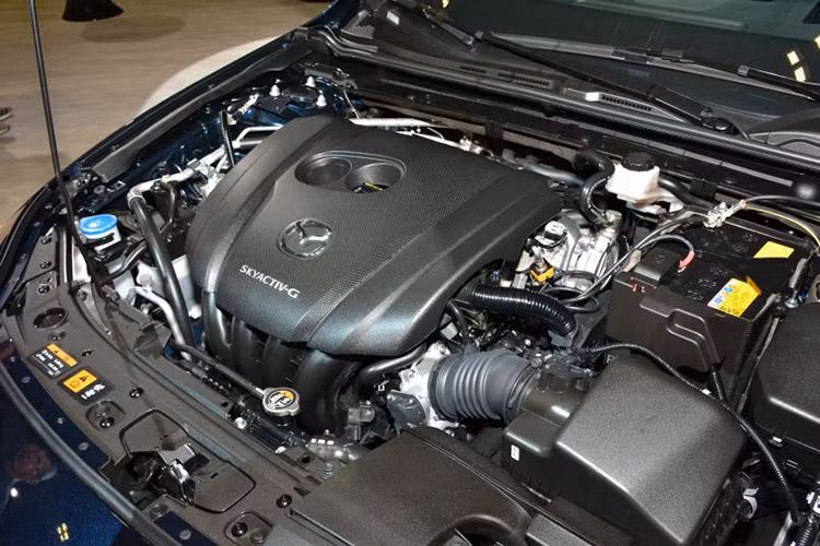 Trong khi đó, Mazda3 2019 tại châu Âu dùng động cơ xăng SkyActiv-G 4 xi-lanh, hút khí tự nhiên, dung tích 2.0 lít có công suất tối đa 122 mã lực. Sức mạnh động cơ được truyền tới bánh thông qua hộp số tự động 6 cấp.