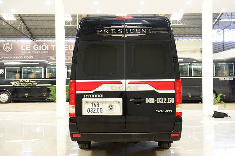 Các chi tiết ngoại thất của xe không có gì quá nổi bật, giống như một chiếc xe thương mại Hyundai Solati bình thường. Tuy nhiên, một số chi tiết của xe cùng màu sơn đã được làm mới sao cho khác biệt hơn như; body ốp hông, đầu đèn kính cửa logo... đặt biệt dành cho phiên bản Solati Limousine của thương hiệu ôtô Dcar.