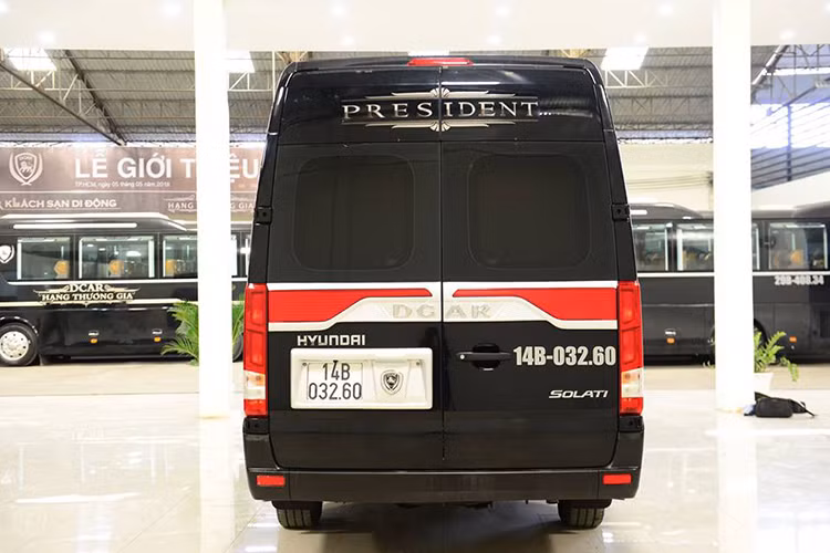 Các chi tiết ngoại thất của xe không có gì quá nổi bật, giống như một chiếc xe thương mại Hyundai Solati bình thường. Tuy nhiên, một số chi tiết của xe cùng màu sơn đã được làm mới sao cho khác biệt hơn như; body ốp hông, đầu đèn kính cửa logo... đặt biệt dành cho phiên bản Solati Limousine của thương hiệu ôtô Dcar.