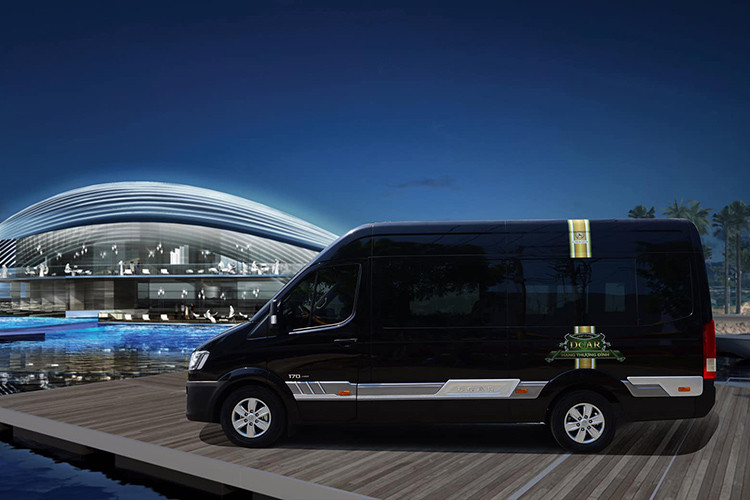 Hyundai Solati mới được trang bị khối động cơ Diesel 2.5L CRDi, công suất cực đại 170 Ps tại 3,600 (vòng/phút) và mô men xoắn cực đại đạt 422 Nm từ 1,500 ~ 2,500 (vòng/phút). Xe được sử dụng hộp số sàn Dymos 6 cấp mang lại hiệu quả truyền động tốt, mượt mà và êm ái, bên cạnh khả năng tiết kiệm nhiên liệu tối đa.