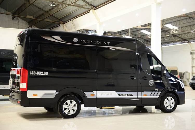 Mẫu xe minibus Hyundai Solati được thiết kế với những đường nét hiện đại theo tiêu chuẩn Châu Âu, giảm thiểu tối đa lực cản khí động học. Hyundai Solati có kích thước nổi trội trong phân khúc, tổng thể Dài x Rộng x Cao tương ứng là 6,195mm x 2,038mm x 2,760 mm.