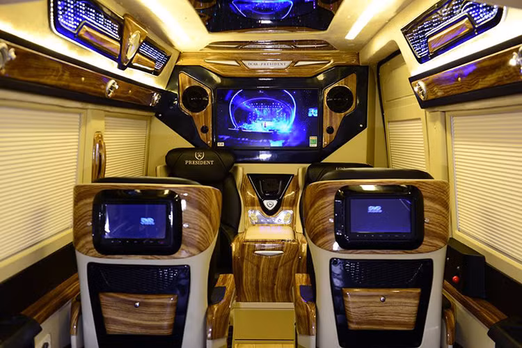 Bên trong, toàn bộ khoang hành khách phía sau được tinh chỉnh lại còn 7 chỗ ngồi VIP với đầy đủ các trang bị như: Tivi LED 32inch Sony, tủ lạnh 22L được chia làm hai ngăn riêng biệt, 04 hệ thống đèn điều khiển độc lập bao gồm cả hệ thống đèn "bầu trời sao" mô phỏng lại tương tự như sedan siêu sang Rolls-Royce.